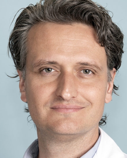 Portrait du Dr Dominik Lévigne, chirurgien plasticien à Genève